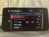 ハンドル操作をアシストすることにより車線からの逸脱回避を支援します。