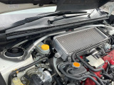 【STIタワーバー】お車の剛性を高めるタワーバーを装備。よりスムーズなコーナリング走行が可能となり、走りも楽しめます。
