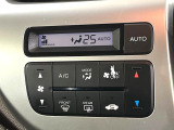 【オートエアコン】一度お好みの温度に設定すれば、車内の温度を検知し風量や温度を自動で調整。暑い&hellip;寒い&hellip;と何度もスイッチ操作をする必要はありません。快適な車内空間には必須の機能ですね♪