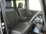 運転席のスペースはゆったりしていて、視界も広く確保されているので普段の運転からロングドライブまで快適です。