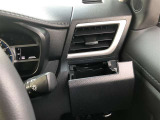 運転席用・助手席用と2つのカップホルダーを装備しています。ドリンクだけでなく、色々な小物の置き場所としても大変便利です。