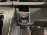 セレクトレバーの右に電子制御パーキングブレーキがあります。スイッチひとつで、停車した地点の傾斜などをシステムが検知・判断してブレーキ力を自動的に最適制御し、しっかり停車できるパーキングシステムです。