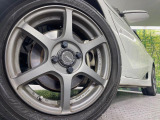 【15インチアルミホイール】外観にマッチしたアルミホイールを装着しております。各種アルミホイールや、スタッドレスタイヤも取扱いしております。是非ご相談ください♪