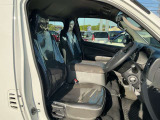 運転席は視認性や操作性を重視したつくりで、どなたでも扱いやすく快適にお乗りいただけます。清掃を行い、安心してご覧いただける状態で展示しております。