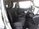 さまざまな体格の方が快適に運転できるよう配慮したシートと、操作性を考慮したステアリングホイール、ペダル、シフトレバーは、楽な運転姿勢と適切な操作性の確保により疲労を低減します。