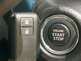 【キーレススタートシステム】カバンやポケットに入れたままでもドアの施錠・解錠が可能なスマートキーを装備。エンジンのオン・オフ時もカギを取り出す必要が無いからとっても便利です♪