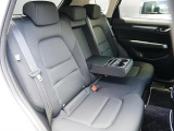 後部座席も広々スペースです。大きな座面とリクライニング機能でゆったりロングドライブをお楽しみいただけます。