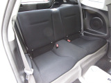 後部座席は2名分装備されていますが、初代CR-Xと同様に最小限の空間しか無く、大人は上半身をかがめて座る必要があります。イザと言う時のエマージェンシーシート・・・ですね!