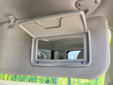 【バニティミラー】サンバイザー裏に設置されたミラーで身だしなみチェック!ちょっとしたメイク直しにも活躍します♪