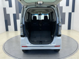 リアシートを倒すことでほぼフラットの状態となります。スペースを広く有効にご活用いただけます。