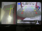 ギアを『R』に入れた後、カメラボタンを押すと、運転席から見えない左側面をナビ画面にうつしてくれるので、幅寄せや縦列駐車がし易くなります。