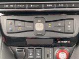 オートエアコン搭載車です。風量を自動で調節します。
