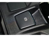 電動パーキングブレーキを採用。指で軽く引き上げればパーキングブレーキが掛かり、押すと解除ができます。
