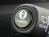 ★マルチビューカメラ★ワイパーレバー先端の「CAMERAスイッチ」を押すことで、車を上空から見下ろしたような映像をカーナビ画面に映し出し、車庫入れや縦列駐車をサポートしてくれます♪