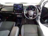 革巻きステアリングで快適な操作性の運転席です。