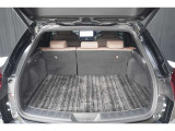 ハンズフリーパワーバックドアは、両手が荷物でふさがっているときでも、キーを携帯している状態であれば、リヤバンパーの下に足を出し入れすることで自動開閉します。