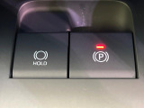 【電動パーキングブレーキ】パーキングブレーキは便利な電動式!ボタン一つで操作でき、アクセルを踏めば自動で解除されます♪レバーやペダルが無いので運転席廻りもすっきりしますね♪