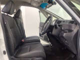 座面も厚みがあり背もたれも高く、広い足元にゆったり座れるシートです。運転席と助手席の間が空いている為、助手席側への移動がスムーズです。交通量の多い道でも助手席側から乗り降りができます。