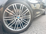 ●純正19インチアルミホイール:輸入車ならではの卓越した走りを支えるホイールと足回りです!日本車の走りに慣れている方にもぜひ体感して頂きたいほど、高いレベルでまとまっています!
