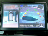 空から見下ろすような視点で、スムースな駐車と安全確認をサポートします。