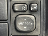 【電動格納ミラー】サイドミラーは電動格納式となっており、狭い駐車場でもキズがつくリスクを抑えられます。