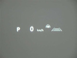 カラーヘッドアップディスプレイ付き。少ない視線移動で情報を確認できるので、運転の疲労軽減に繋がりますよ♪