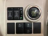 リヤのスライドドアを電動で開閉することが可能になっています☆運転席からもリモコンキーからもドアのハンドルからも開閉が可能です☆