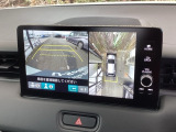 【マルチビューカメラシステム】真上から見下ろしたかのような視点で駐車をサポートします!クルマの斜め後ろや真横など、4つのカメラの映像が合成され、モニターに映し出されます。