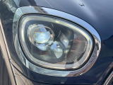 ●LEDヘッドライト:夜間走行時も良好な視界を確保し安心して運転できる高輝度LEDヘッドライトを装備!点灯速度が早く、消費電力も抑えられています。