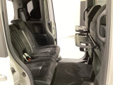 運転席・助手席の背もたれには、2列目シート用にカップホルダー付きの「格納式のシートバックテーブル」を装備しています。休憩時のちょっとした時間などカップを置いたり、小物置きに使えて便利です。