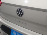 リアカメラがVWエンブレムに内蔵されています。ギアをリバースに入れると車両後方の映像が映しだされます。