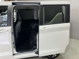 【両側オートスライドドア】子供を乗せたりするのにも隣のお車を気にせずストレスフリー★雨の日などはリモコンキーからドアの開閉ができとても便利♪