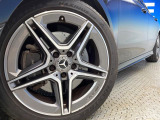 ●純正18インチアルミホイール:輸入車ならではの卓越した走りを支えるホイールと足回りです!日本車の走りに慣れている方にもぜひ体感して頂きたいほど、高いレベルでまとまっています!