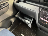 助手席側には1つの収納があり使い勝手も良好です!