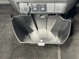 【脱着式大型センターダストボックス】車内で出たゴミをどう捨てるか悩んだことはありませんか?そんなときに便利なのがこのダストボックス。車内でのゴミを手軽に収納できるため、車内を清潔に保つのに役立ちます。