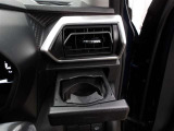 運転席のカップホルダーはエアコンの吹き出し口にありますので冷やしたり温めたりすることが出来ます☆