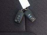 電子キーをポケットやカバンに入れているだけで、ドアの開錠・施錠が行えます。荷物を抱えていてもラクラク開閉です。エンジン始動も行えます。