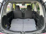 【シートアレンジ】リヤシート肩部のレバーで荷室側から簡単に前倒しが可能です◎分割可倒式なのでアレンジして使用できます◎両席倒すと大きなラゲッジスペースに大変身!