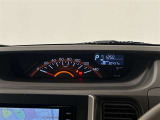 センターメーターは視点移動が少なく、長時間の運転でも疲れにくいそうです!大きくて見やすいアナログスピードメーター!メーターレンズにうすい線傷があります。