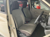 運転席、助手席です。座面も広くゆったりと座れてアームレストも付いているので重宝します。