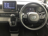 運転席まわりのお写真。足元は広々。操作部分が手元に集約されており、スムーズな運転が叶う。