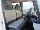 運転席と助手席はゆったりと座れるベンチシートタイプになっています。
