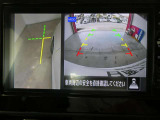 ギアを『R』に入れた後、カメラボタンを押すと、運転席から見えない左側面をナビ画面にうつしてくれるので、幅寄せや縦列駐車がし易くなります。