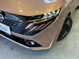 前方や対向車部分だけ切り分けてハイビームになるアダプティブLEDヘッドライトです。