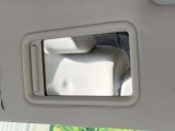 【バニティミラー】サンバイザー裏に設置されたミラーで身だしなみチェック!ちょっとしたメイク直しにも活躍します♪