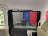 後席スライドドアにはロールサンシェードが装備されていますので日差しの強い日でも安心ですよ。