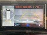 【パノラミックビューモニター】クルマを真上から見下ろした視点で駐車をサポートします!クルマの斜め後ろや真横など、いち早く障害物に気が付くことができます。