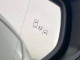 【ブラインドスポットモニター】走行中、ドアミラーの死角になりやすい箇所に後続車が接近するとサイドミラーのレンズに警告を表示!ドライバーに注意喚起をしてくれます。