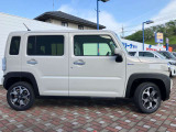 車線逸脱抑制機能です。カメラが左右の区画線を検知し、はみ出す可能性が高いと判断した場合にドライバーにステアリング操作を促し、車両を車線の内側に戻すように支援をします。