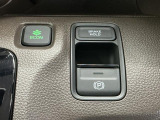 燃費の向上に有効なECONスイッチ、わずかな力で簡単に操作出来る電動パーキングブレーキ、信号待ちや渋滞時などブレーキを踏み続ける場合に比べて足腰の疲労が軽減されるオートブレーキホールド付きです!